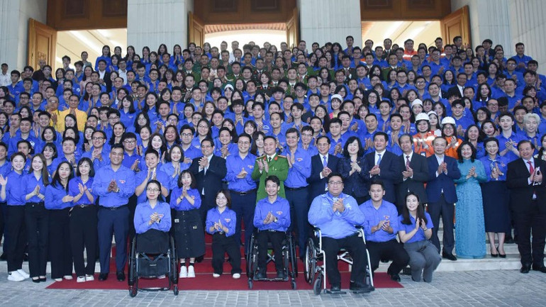 Thủ tướng Phạm Minh Chính và các đại biểu thanh niên tham dự đối thoại. (Ảnh: TRẦN HẢI)