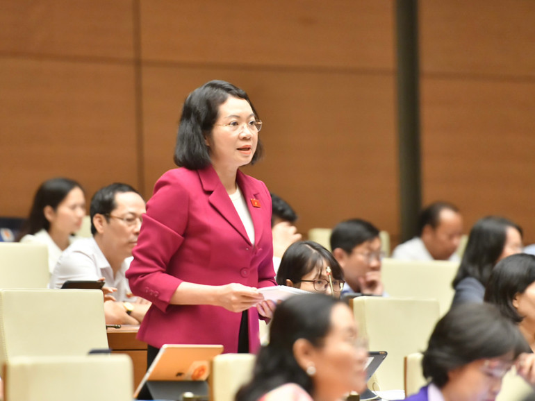 Đại biểu Mai Thị Phương Hoa (Nam Định) đặt câu hỏi chất vấn Thủ tướng Phạm Minh Chính. (Ảnh: ĐĂNG KHOA) Đại biểu Mai Thị Phương Hoa (Nam Định) đặt câu hỏi chất vấn Thủ tướng Phạm Minh Chính. (Ảnh: ĐĂNG KHOA)