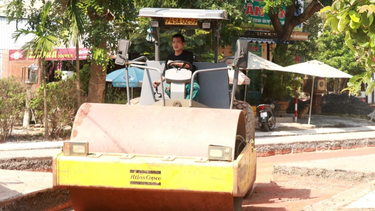 Thi công nâng cấp đường Bà Triệu, thành phố Đông Hà (Quảng Trị) từ vốn đầu tư công. (Ảnh: TTXVN)