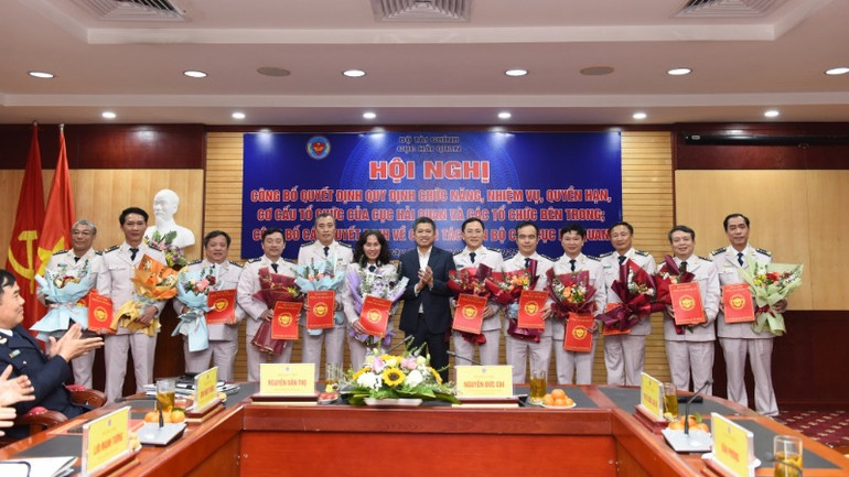 Trao quyết định cho các Trưởng ban, Chi cục trưởng và tương đương khối Cục Hải quan.