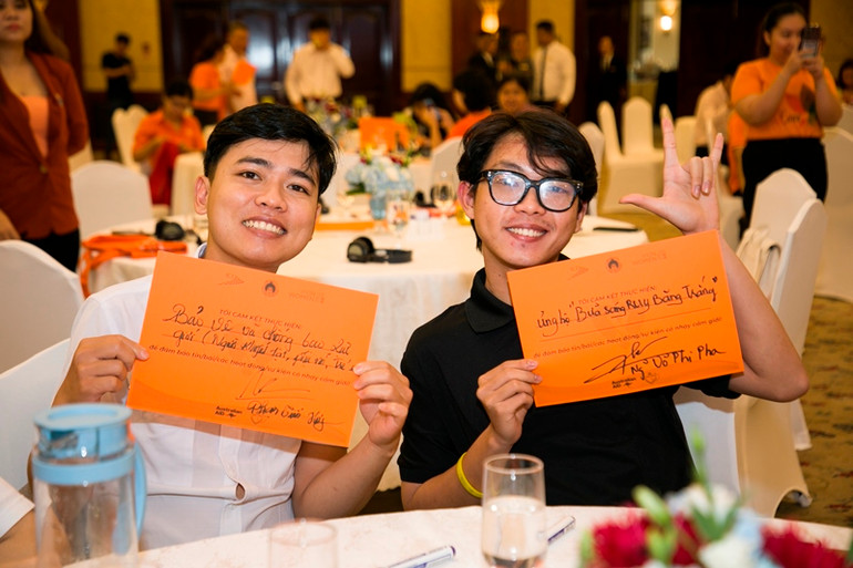 Nam giới ký cam kết thúc đẩy bình đẳng giới và xóa bỏ bạo lực giới tại chương trình. (Ảnh: UN Women)