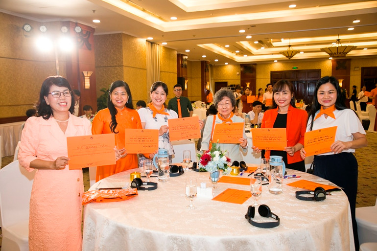 Các đại biểu, nhà báo, phóng viên ký cam kết thúc đẩy bình đẳng giới và xóa bỏ bạo lực giới. (Ảnh: UN Women)