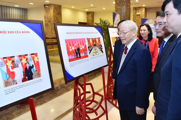 Tổng Bí thư Nguyễn Phú Trọng tham quan triển lãm về thành tựu ngoại giao bên lề Hội nghị. (Ảnh: THỦY NGUYÊN)