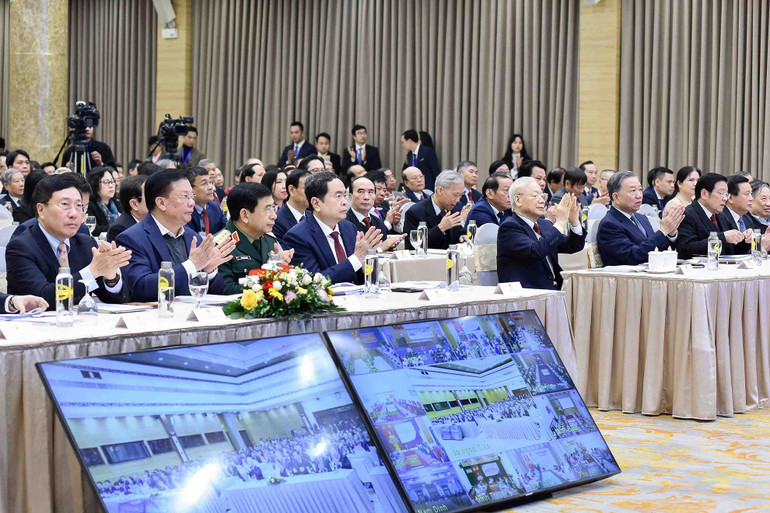 Tổng Bí thư Nguyễn Phú Trọng và các đại biểu dự Hội nghị tại điểm cầu Hà Nội. (Ảnh: THỦY NGUYÊN)