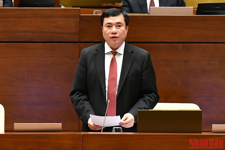 Thứ trưởng Công thương Nguyễn Sinh Nhật Tân giải trình, làm rõ một số nội dung đại biểu Quốc hội nêu tại phiên họp. (Ảnh: THỦY NGUYÊN)