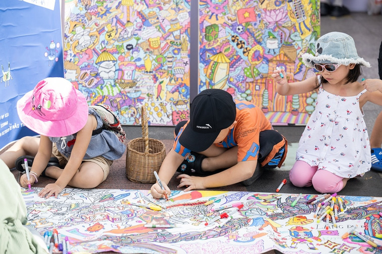 Các gian hàng cùng nhiều hoạt động kết nối cộng đồng tại BridgeFest 2023 thu hút đông đảo sự tham gia của khách tham quan. (Ảnh: ECUE) Các gian hàng cùng nhiều hoạt động kết nối cộng đồng tại BridgeFest 2023 thu hút đông đảo sự tham gia của khách tham quan. (Ảnh: ECUE)