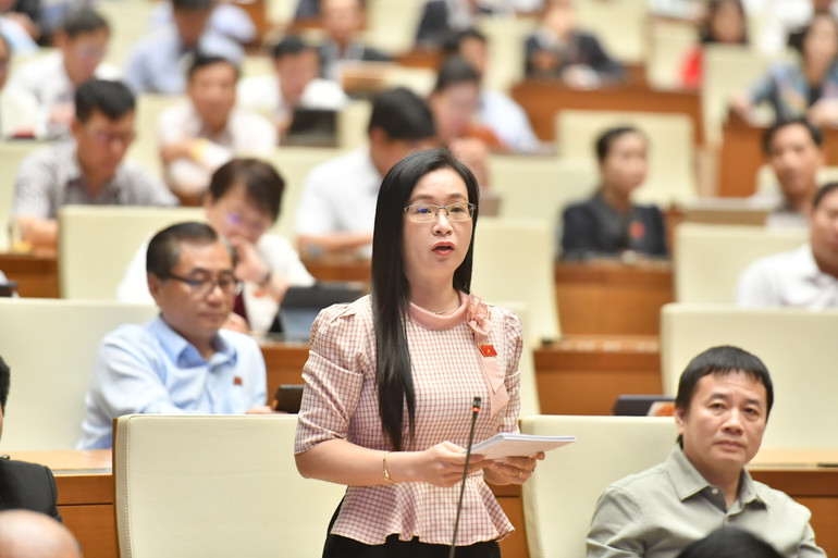 Đại biểu Trần Thị Thu Hằng (Đắk Nông) đặt câu hỏi chất vấn tại phiên họp. (Ảnh: ĐĂNG KHOA)