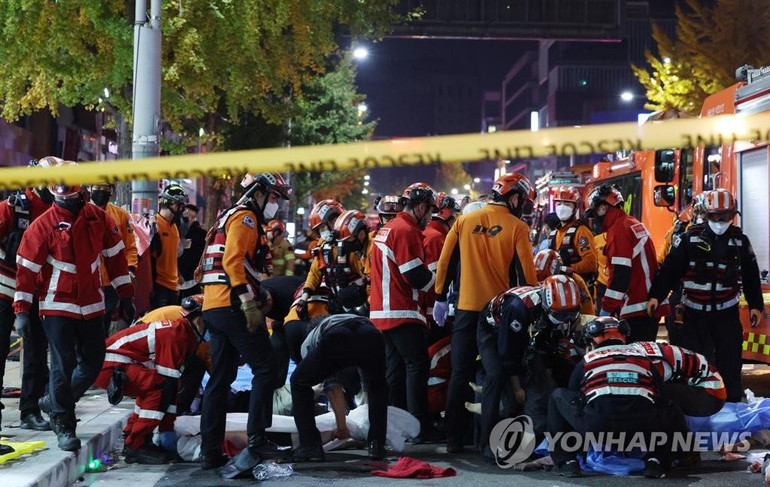 Lực lượng cứu hộ tiến hành hô hấp nhân tạo ngay trên đường phố cho các nạn nhân. Ảnh: Yonhap