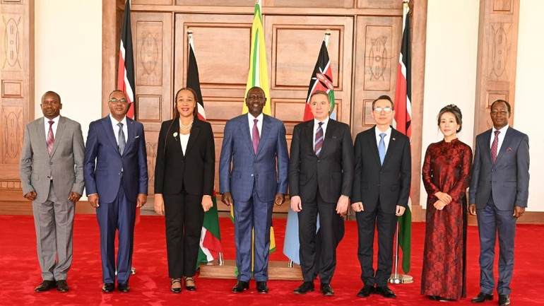 Đại sứ Vũ Thanh Huyền cùng Tổng thống Cộng hòa Kenya và Đại sứ các nước.