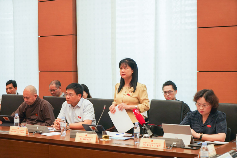 Đại biểu Tạ Thị Yên (Điện Biên) phát biểu thảo luận. (Ảnh: TRUNG HƯNG)