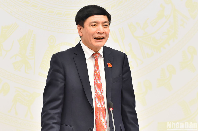 Tổng Thư ký, Chủ nhiệm Văn phòng Quốc hội Bùi Văn Cường phát biểu tại họp báo. (Ảnh: THỦY NGUYÊN)