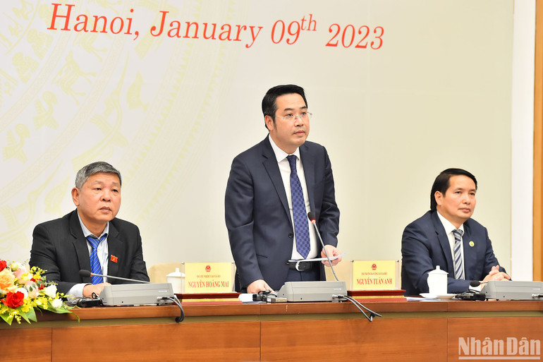 Phó Trưởng Ban Công tác đại biểu thuộc Ủy ban Thường vụ Quốc hội Nguyễn Tuấn Anh thông tin thêm về công tác nhân sự tại họp báo. (Ảnh: THỦY NGUYÊN)