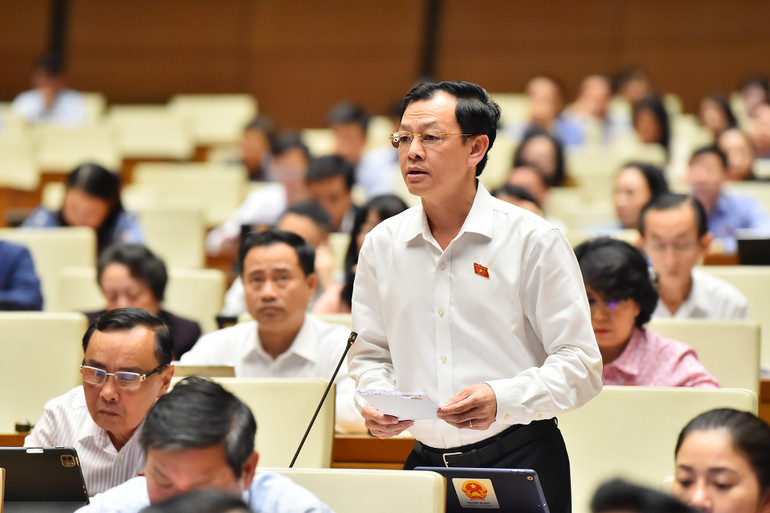 Đại biểu Nguyễn Tri Thức (Thành phố Hồ Chí Minh) phát biểu. (Ảnh: THỦY NGUYÊN)