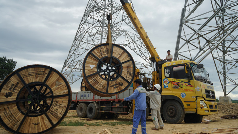 EVN/EVNNPT đang cùng các nhà thầu nỗ lực thực hiện đồng bộ các giải pháp để dự án về đích đúng tiến độ. (Ảnh: TRUNG HƯNG)