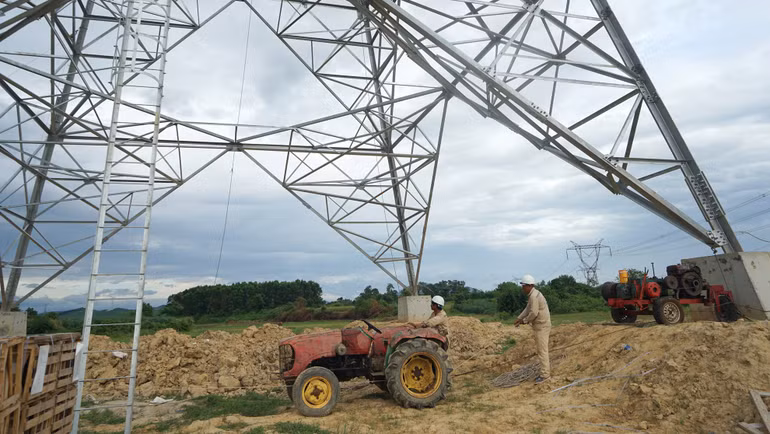 Thi công kéo dây tại vị trí cột đi qua địa phận xã Cẩm Mỹ, huyện Cẩm Xuyên, Hà Tĩnh. (Ảnh: TRUNG HƯNG)