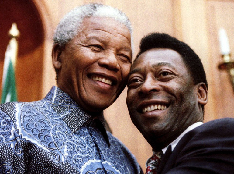 Tổng thống Nelson Mandela và huyền thoại bóng đá người Brazil Pelé trong cuộc gặp gỡ tại Pretoria, Nam Phi, ngày 24/3/1995. (Ảnh: Reuters)