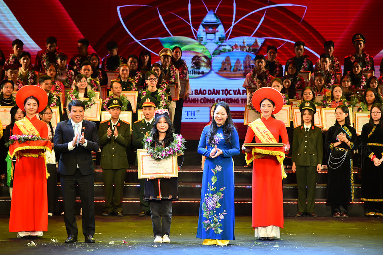 Chủ tịch Hội đồng Dân tộc của Quốc hội Y Thanh Hà Niê Kđăm và Thứ trưởng, Phó Chủ nhiệm Ủy ban Dân tộc Nông Thị Hà trao bằng khen tặng các học sinh, sinh viên, thanh niên dân tộc thiểu số xuất sắc, tiêu biểu.