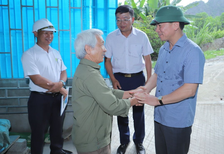 Bí thư Tỉnh ủy Thanh Hóa Đỗ Trọng Hưng (ngoài cùng bên phải) gặp gỡ trực tiếp người dân để tháo gỡ khó khăn cho công tác bàn giao mặt bằng trên địa bàn. (Ảnh: TIẾN PHÚ) Bí thư Tỉnh ủy Thanh Hóa Đỗ Trọng Hưng (ngoài cùng bên phải) gặp gỡ trực tiếp người dân để tháo gỡ khó khăn cho công tác bàn giao mặt bằng trên địa bàn. (Ảnh: TIẾN PHÚ)