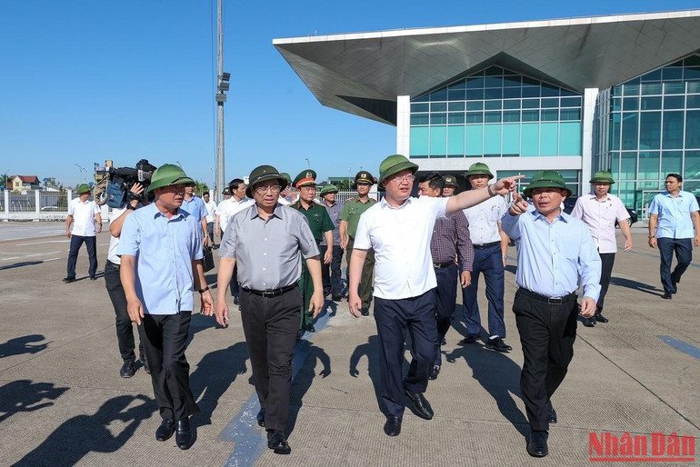 Thủ tướng Phạm Minh Chính khảo sát thực địa sân bay Vinh.