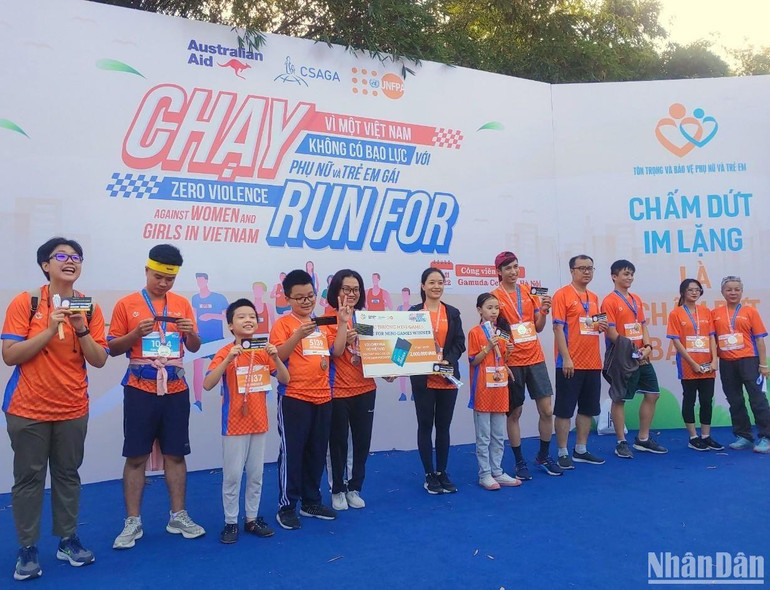 Người chạy cũng tham gia phần thi đố vui nhằm lan tỏa rộng rãi những kiến thức, thông tin về bình đẳng giới và bạo lực trên cơ sở giới. (Ảnh: TRUNG HƯNG)