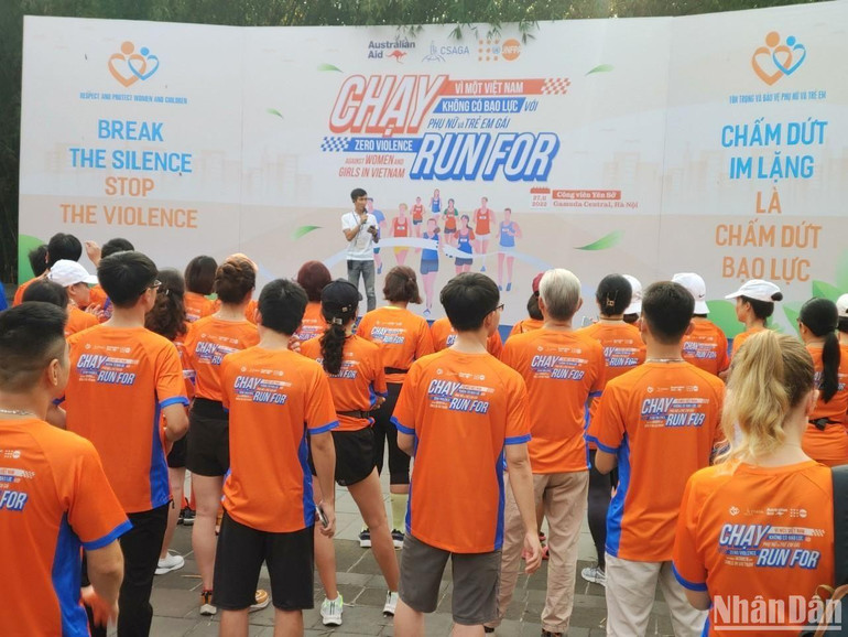 Giải chạy thu hút sự tham gia của đông đảo đại diện các tổ chức xã hội, các cơ quan ngoại giao, các cơ quan Liên hợp quốc tại Việt Nam, cùng các thanh niên, sinh viên và đông đảo người dân Hà Nội. (Ảnh: TRUNG HƯNG)