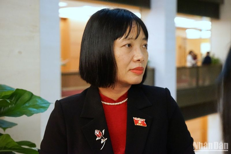 Đại biểu Nguyễn Thị Việt Nga (Đoàn đại biểu Quốc hội tỉnh Hải Dương) trao đổi bên hành lang Quốc hội. (Ảnh: TRUNG HƯNG) Đại biểu Nguyễn Thị Việt Nga (Đoàn đại biểu Quốc hội tỉnh Hải Dương) trao đổi bên hành lang Quốc hội. (Ảnh: TRUNG HƯNG)