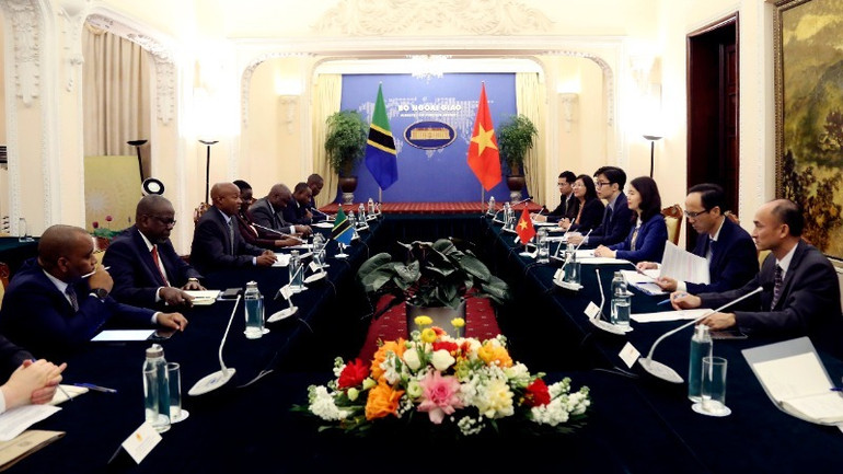 Thứ trưởng Ngoại giao Nguyễn Minh Hằng và Thứ trưởng Ngoại giao và Hợp tác Đông Phi Tanzania Cosato David Chumi đồng chủ trì kỳ họp lần thứ nhất Tham vấn chính trị giữa hai Bộ Ngoại giao.