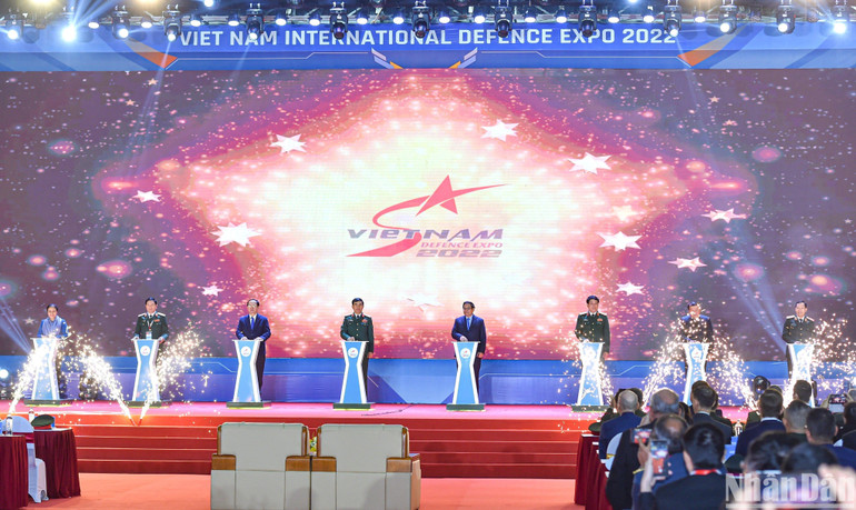 Thủ tướng Phạm Minh Chính và các đại biểu thực hiện nghi thức khai mạc triển lãm. (Ảnh: THÀNH ĐẠT) Thủ tướng Phạm Minh Chính và các đại biểu thực hiện nghi thức khai mạc triển lãm. (Ảnh: THÀNH ĐẠT)