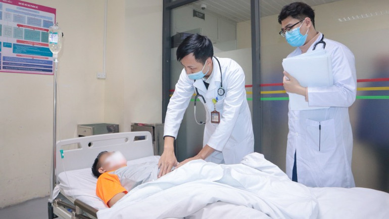 Bác sĩ thăm khám, theo dõi sức khỏe cho người bệnh bị đột quỵ não. (Ảnh: TTXVN) Bác sĩ thăm khám, theo dõi sức khỏe cho người bệnh bị đột quỵ não. (Ảnh: TTXVN)