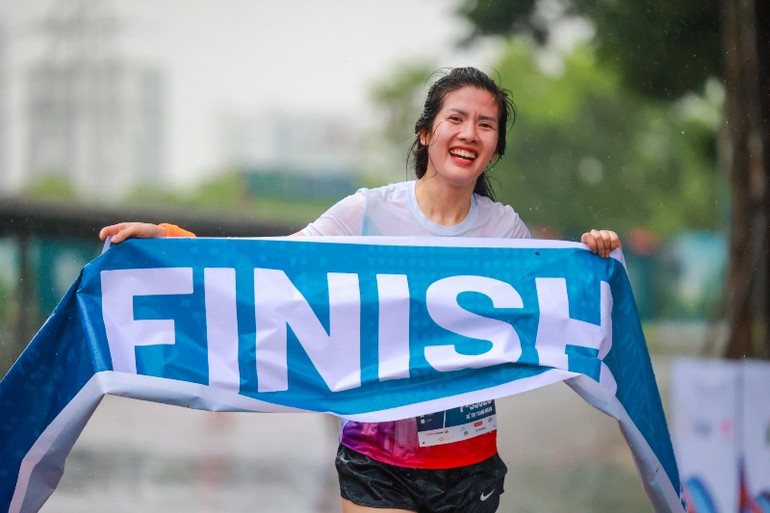 Vỡ òa niềm vui khi về đích.