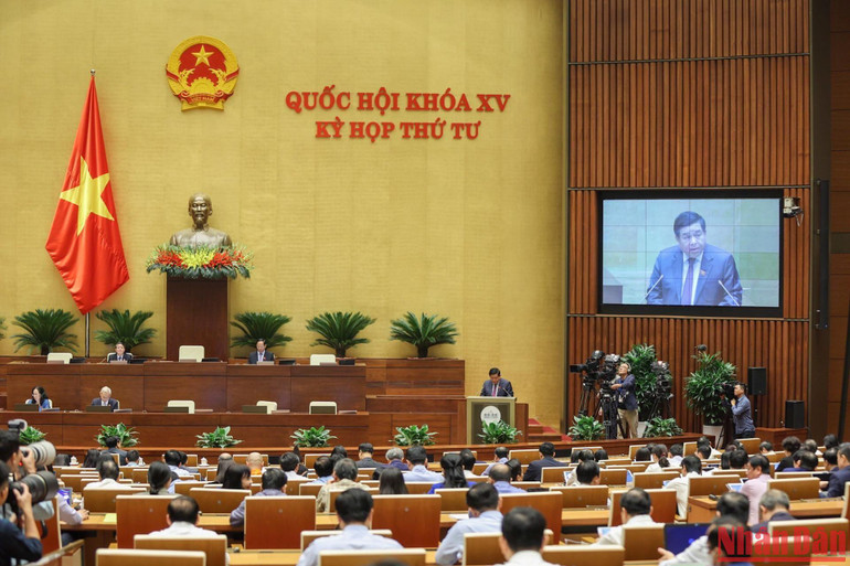 Bộ trưởng Kế hoạch và Đầu tư Nguyễn Chí Dũng giải trình, làm rõ một số nội dung đại biểu quan tâm. (Ảnh: DUY LINH) Bộ trưởng Kế hoạch và Đầu tư Nguyễn Chí Dũng giải trình, làm rõ một số nội dung đại biểu quan tâm. (Ảnh: DUY LINH)