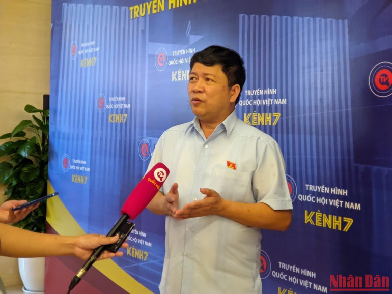 Đại biểu Tạ Văn Hạ (Quảng Nam) chia sẻ bên hành lang Quốc hội. (Ảnh: TRUNG HƯNG)