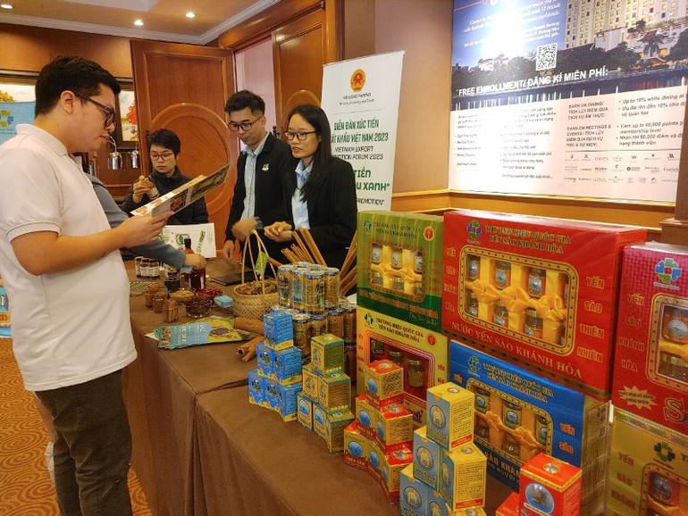 Các doanh nghiệp, hợp tác xã xuất khẩu giới thiệu các sản phẩm OCOP xuất khẩu xanh bên lề diễn đàn. (Ảnh: TRUNG HƯNG)