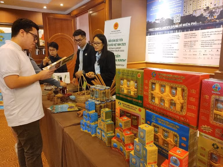 Các doanh nghiệp, hợp tác xã xuất khẩu giới thiệu các sản phẩm OCOP xuất khẩu xanh bên lề diễn đàn. (Ảnh: TRUNG HƯNG)