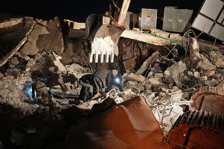 Người dân Syria tìm kiếm người sống sót trong đống đổ nát của 1 ngôi nhà ở Jinderes, Syria, ngày 6/2/2023. Một em bé được sinh ra dưới đống đổ nát đã sống sót, nhưng mẹ của em thì không may mắn như vậy. (Ảnh: AFP/Getty Images) Người dân Syria tìm kiếm người sống sót trong đống đổ nát của 1 ngôi nhà ở Jinderes, Syria, ngày 6/2/2023. Một em bé được sinh ra dưới đống đổ nát đã sống sót, nhưng mẹ của em thì không may mắn như vậy. (Ảnh: AFP/Getty Images)