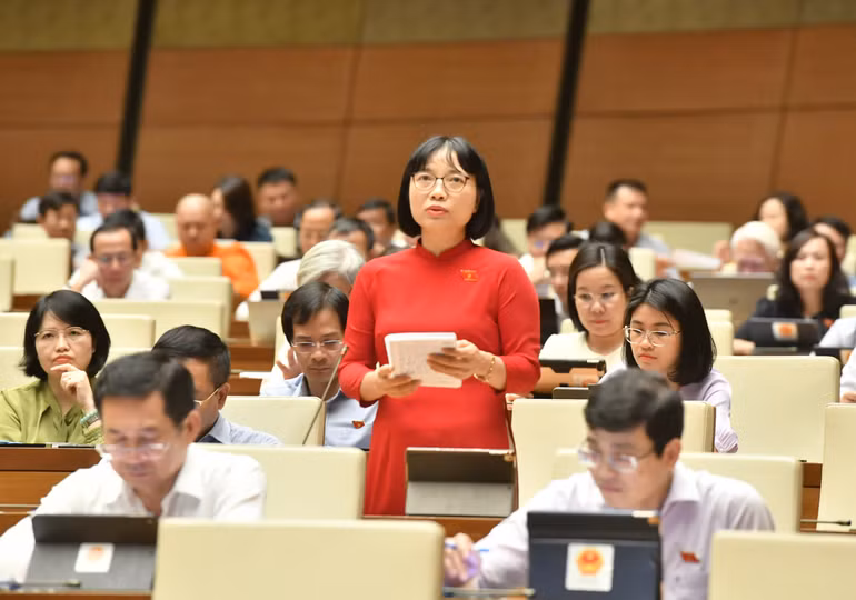 Đại biểu Nguyễn Thị Việt Nga (Hải Dương) phát biểu. (Ảnh: ĐĂNG KHOA)