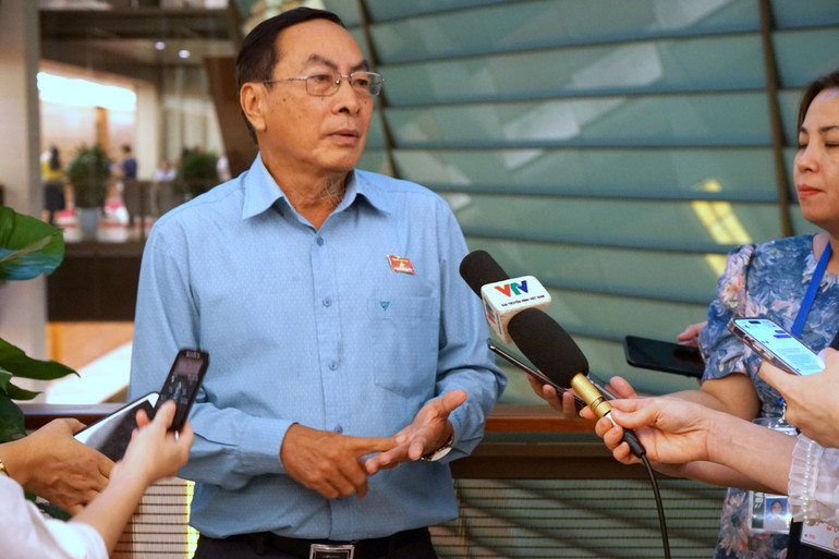 Đại biểu Phạm Văn Hòa - Đoàn đại biểu Quốc hội tỉnh Đồng Tháp chia sẻ với phóng viên bên lề Kỳ họp thứ 6, Quốc hội khóa XV. (Ảnh: TRUNG HƯNG)