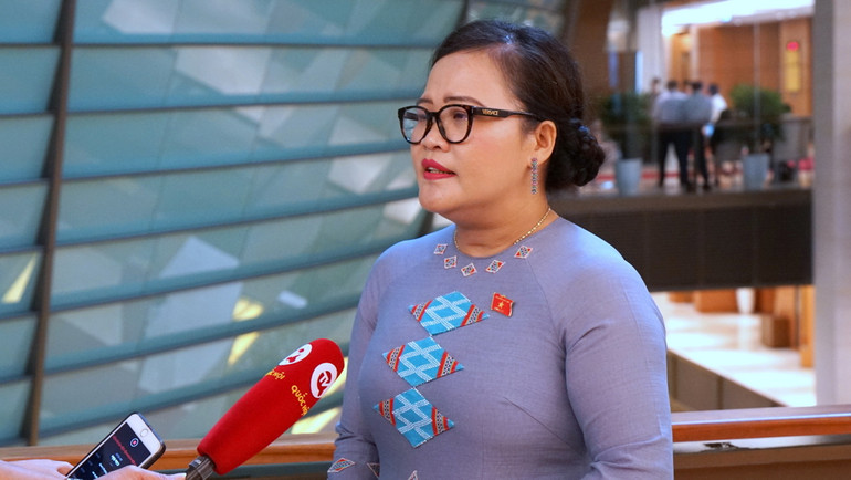 Đại biểu Nguyễn Thị Sửu - Phó Trưởng Đoàn đại biểu Quốc hội chuyên trách tỉnh Thừa Thiên Huế chia sẻ với phóng viên bên lề Kỳ họp thứ 6, Quốc hội khóa XV. (Ảnh: TRUNG HƯNG)