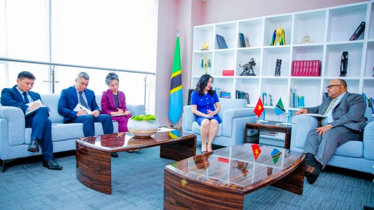 Thứ trưởng Ngoại giao Lê Thị Thu Hằng và Bộ trưởng Ngoại giao và Hợp tác Cộng hòa thống nhất Tanzania Mahmoud Thabit Kombo.