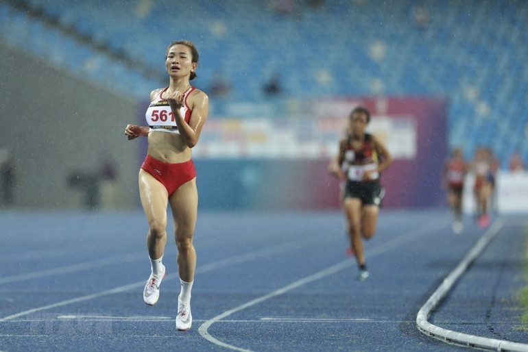 Cô gái “vàng” Nguyễn Thị Oanh trên đường chạy 5.000m nữ. (Ảnh: TTXVN) Cô gái “vàng” Nguyễn Thị Oanh trên đường chạy 5.000m nữ. (Ảnh: TTXVN)