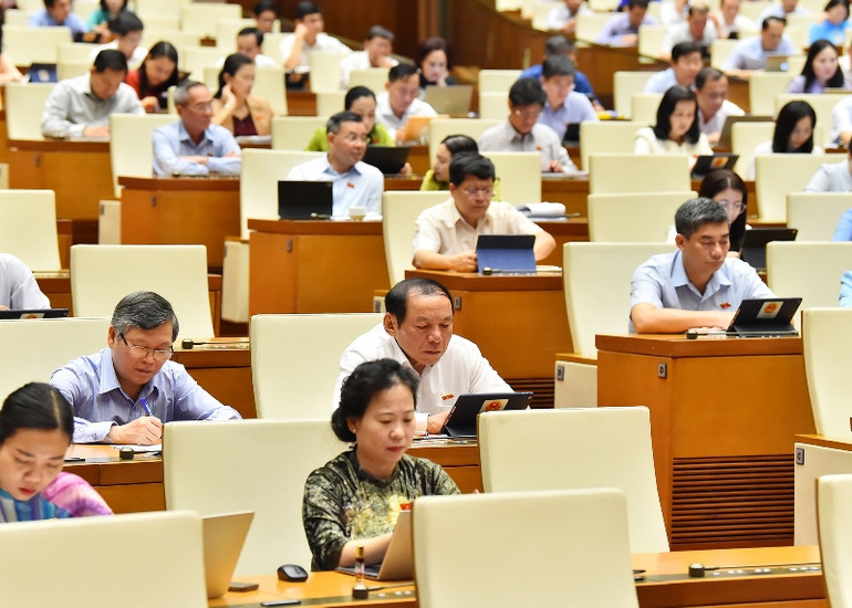 Các đại biểu Quốc hội làm việc tại hội trường sáng 26/10. (Ảnh: THỦY NGUYÊN) Các đại biểu Quốc hội làm việc tại hội trường sáng 26/10. (Ảnh: THỦY NGUYÊN)