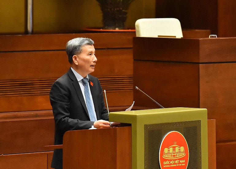 Ủy viên Ủy ban Thường vụ Quốc hội, Chủ nhiệm Ủy ban Khoa học, Công nghệ và Môi trường của Quốc hội Lê Quang Huy trình bày Báo cáo giải trình, tiếp thu, chỉnh lý dự thảo Luật Tài nguyên nước (sửa đổi). (Ảnh: THỦY NGUYÊN) Ủy viên Ủy ban Thường vụ Quốc hội, Chủ nhiệm Ủy ban Khoa học, Công nghệ và Môi trường của Quốc hội Lê Quang Huy trình bày Báo cáo giải trình, tiếp thu, chỉnh lý dự thảo Luật Tài nguyên nước (sửa đổi). (Ảnh: THỦY NGUYÊN)