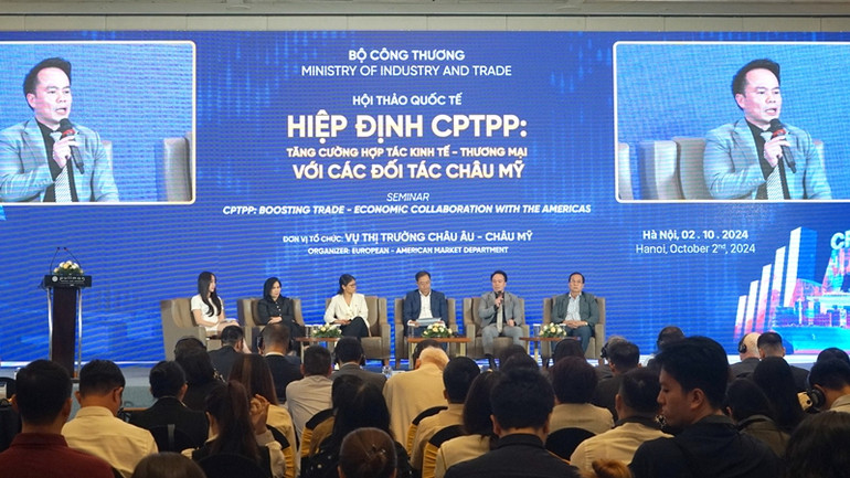 Các chuyên gia, diễn giả thảo luận, tìm giải pháp giúp cộng đồng doanh nghiệp Việt Nam và châu Mỹ xây dựng kế hoạch kinh doanh hiệu quả. (Ảnh: TRUNG HƯNG)