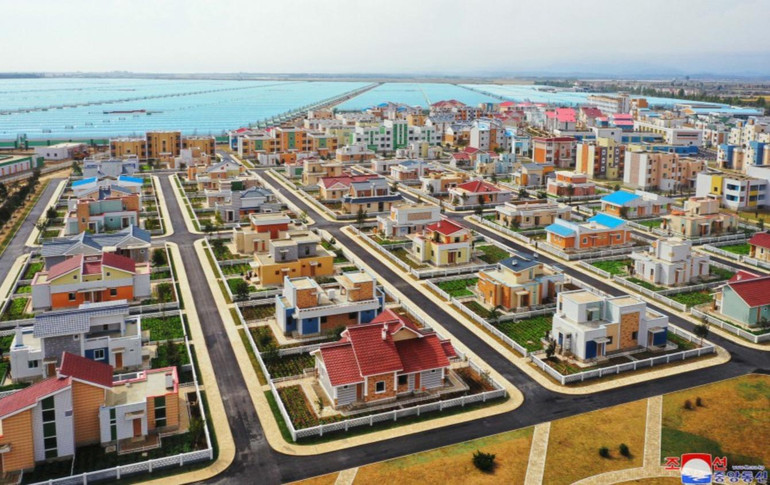 Những khối nhà hiện đại được quy hoạch quy củ quanh khu nhà kính. Ảnh: KCNA