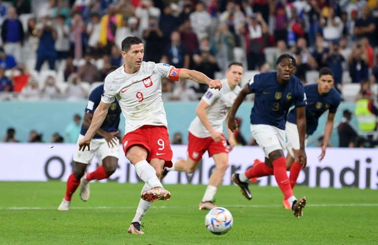 Lewandowski rút ngắn tỷ số xuống 1-3 cho Ba Lan từ chấm 11m. (Ảnh: FIFA)
