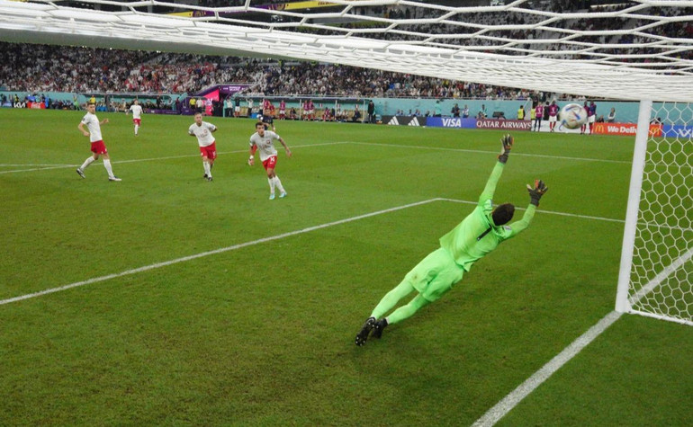 Pha dứt điểm hoàn hảo của Mbappe, không cho thủ thành Szczesny bất cứ cơ hội nào để cản phá. (Ảnh: FIFA)