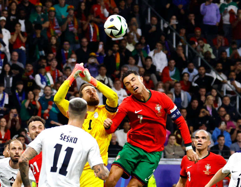 Ronaldo bỏ lỡ nhiều cơ hội trong trận đấu, đặc biệt là pha đá hỏng trên chấm phạt đền ở hiệp phụ. (Ảnh: Reuters)