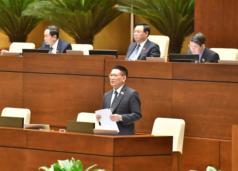 Bộ trưởng Tài chính Hồ Đức Phớc giải trình, làm rõ một số vấn đề đại biểu Quốc hội nêu. (Ảnh: ĐĂNG KHOA)
