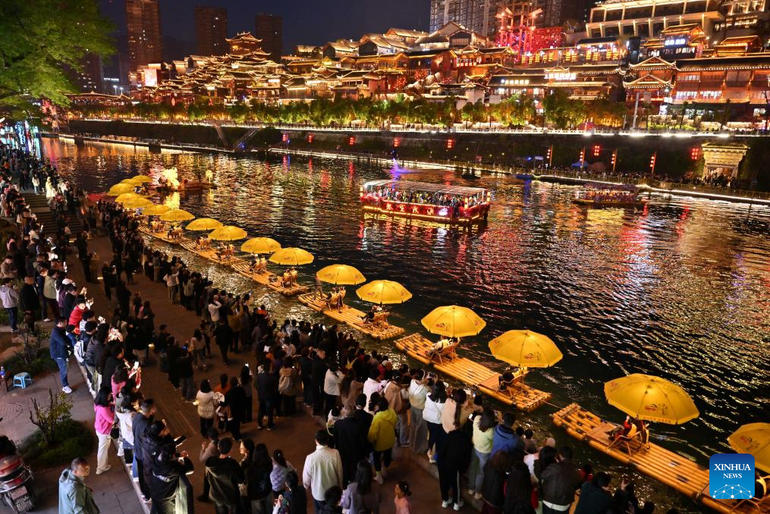 Du khách tản bộ đêm bên sông Công Thủy, huyện Tuyên Ân (Hồ Bắc), ngày 4/4.