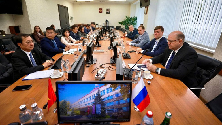 Quang cảnh buổi làm việc. Quang cảnh buổi làm việc.